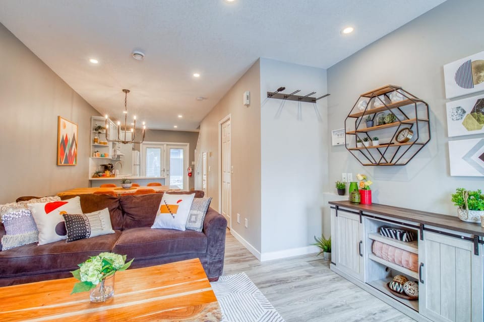 Beautiful 2BDM 2 Bth Sleep up to 6 Adults & Kids at National Park Gate House in Canmore