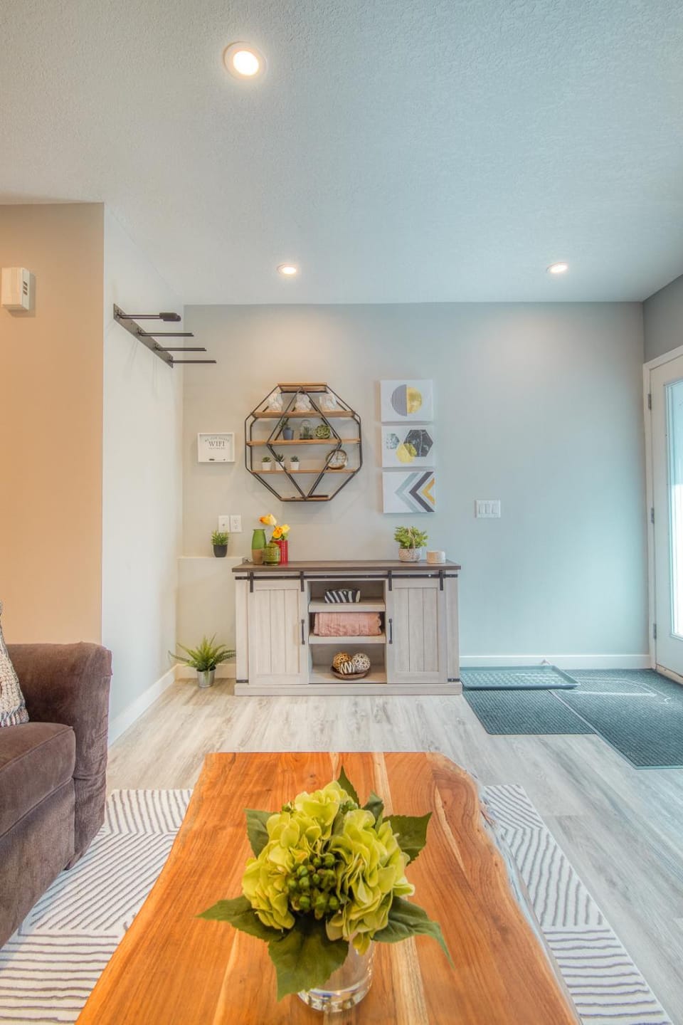 Beautiful 2BDM 2 Bth Sleep up to 6 Adults & Kids at National Park Gate House in Canmore