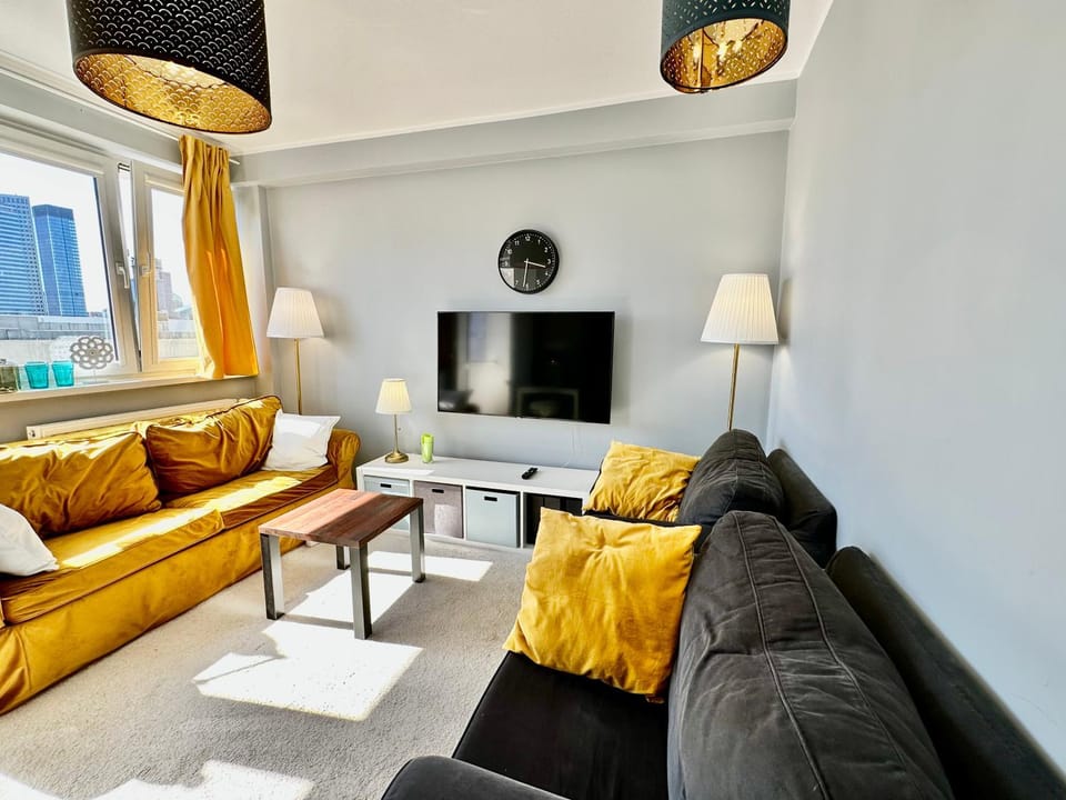 GOLD 2 King Size Bed, metro x2 free WiFi, 50'TV Netflix, HBO, AppleTV+ Apartment in Warsaw