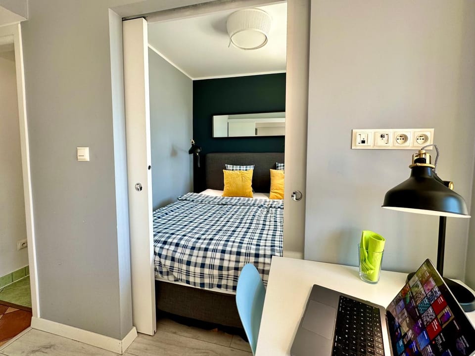 GOLD 2 King Size Bed, metro x2 free WiFi, 50'TV Netflix, HBO, AppleTV+ Apartment in Warsaw