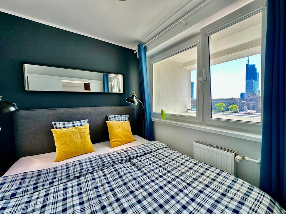 GOLD 2 King Size Bed, metro x2 free WiFi, 50'TV Netflix, HBO, AppleTV+ Apartment in Warsaw