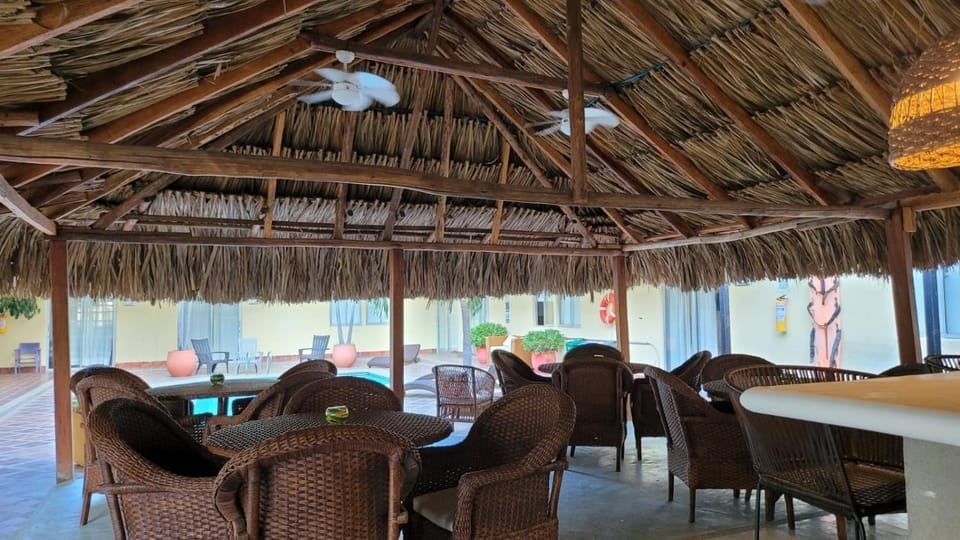 Restaurant/places to eat, Lounge or bar