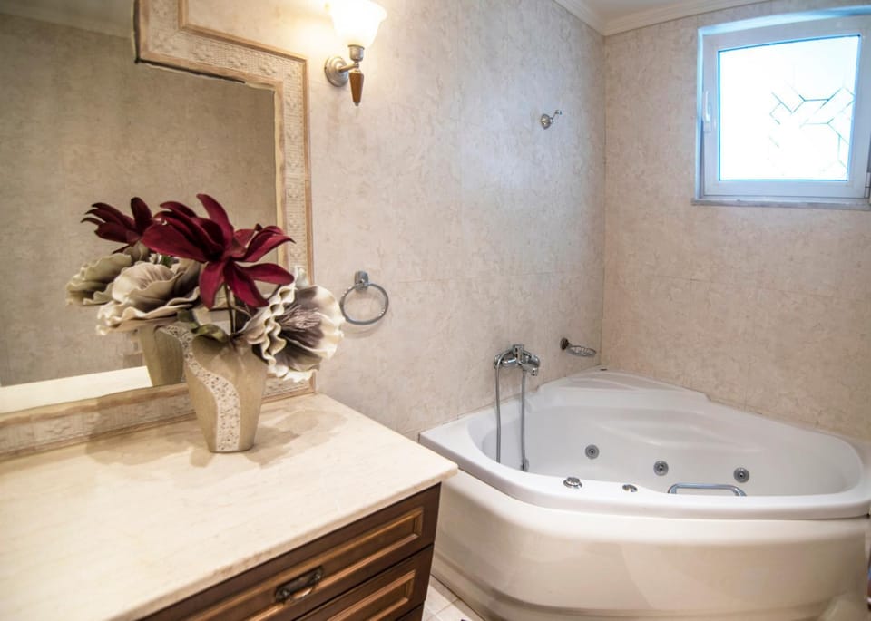 Bathroom, Spa and wellness centre/facilities