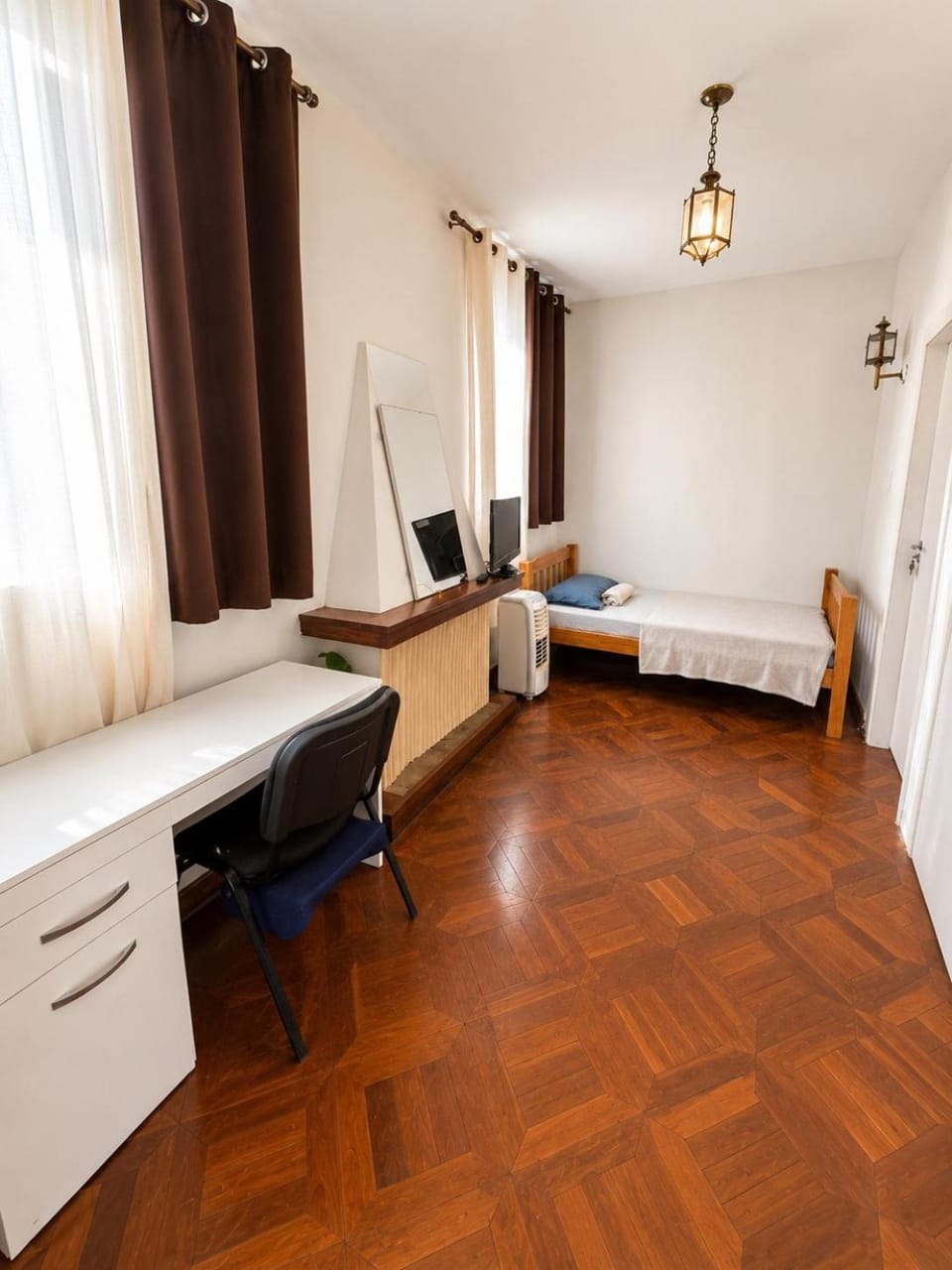 Bed, TV and multimedia, Photo of the whole room, Bedroom