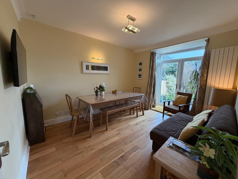 TV and multimedia, Living room, Seating area, Dining area, air conditioner