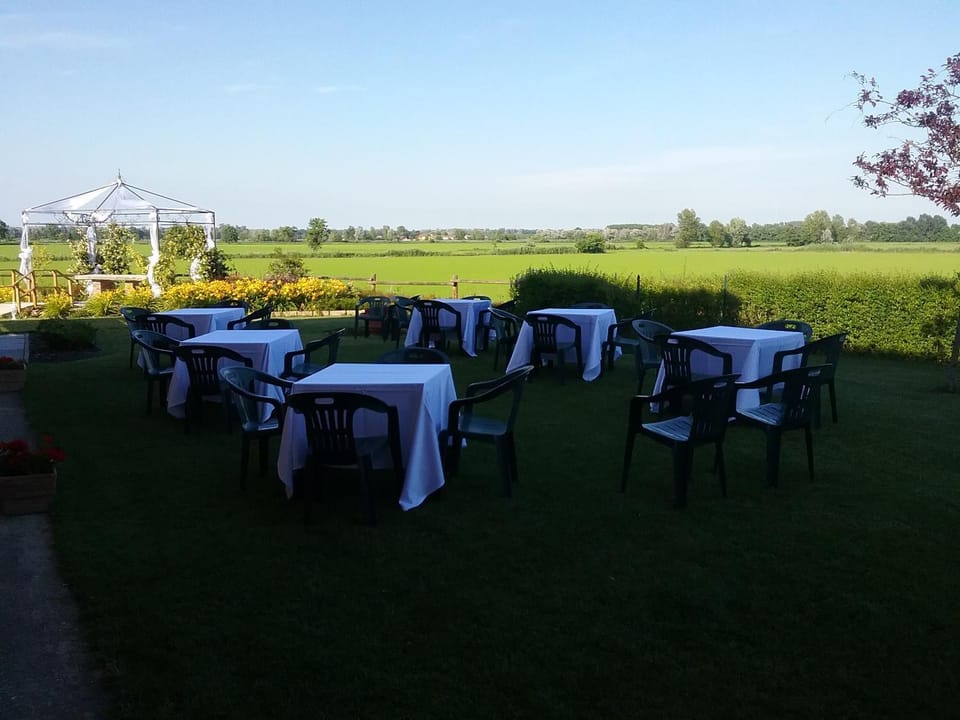 Restaurant/places to eat, Garden, Banquet/Function facilities