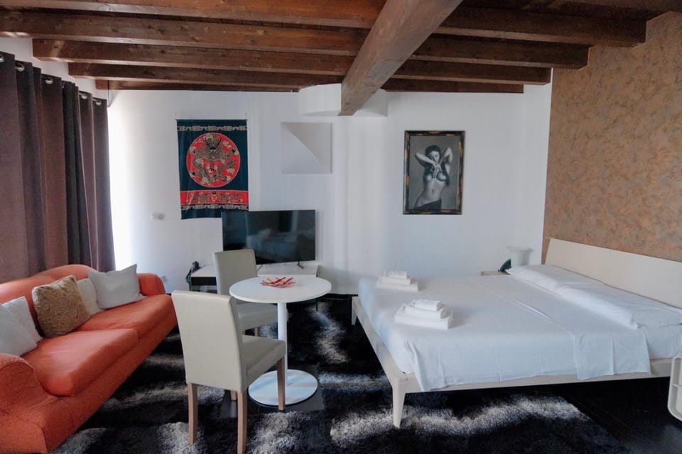 Bed, TV and multimedia, Photo of the whole room, Bedroom