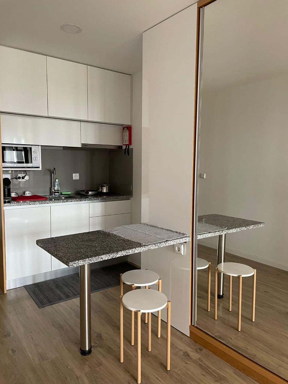 Kitchen or kitchenette, minibar, stove