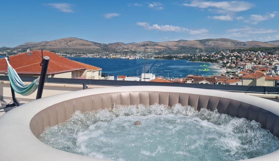 Property building, Day, Neighbourhood, Natural landscape, Summer, Hot Tub, Beach, Beach, City view, Mountain view, Pool view, Pool view, Sea view, Swimming pool, Swimming pool, Swimming pool, Breakfast, children, older children, Bath