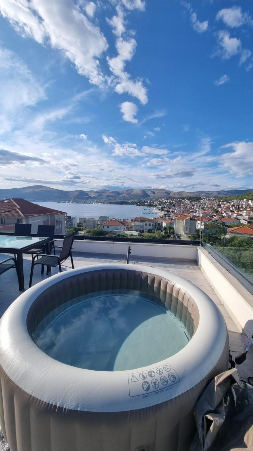 Nearby landmark, Day, Natural landscape, Hot Tub, Hot Tub, View (from property/room), Balcony/Terrace, Mountain view, Pool view, Swimming pool, Breakfast