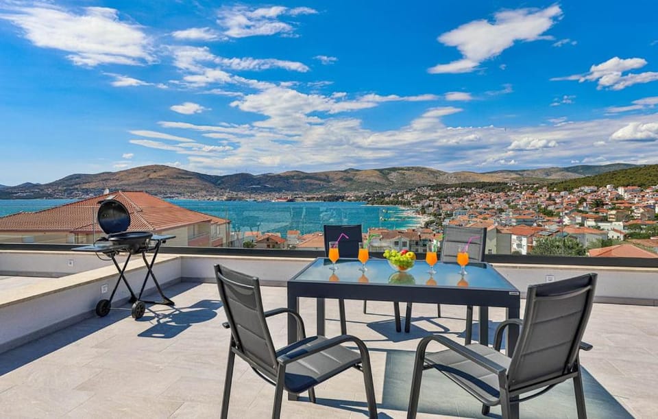 Day, View (from property/room), Balcony/Terrace, Dining area, Mountain view, River view, Sea view