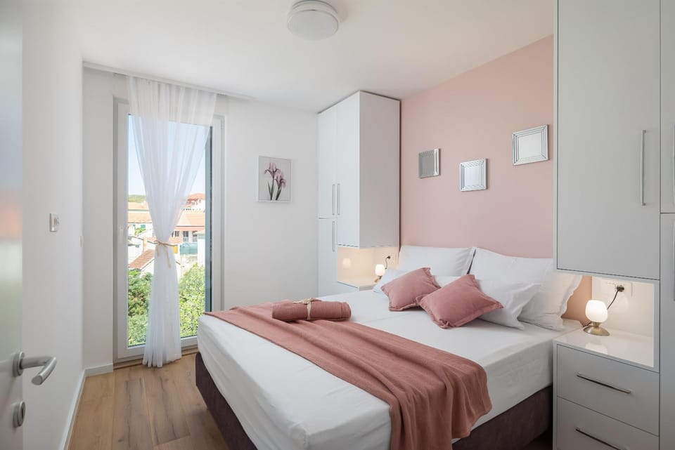 Bed, People, Massage, Massage, View (from property/room), Photo of the whole room, Decorative detail, Bedroom, Guests, children, young children, older children, older children, older children, cot, locker, towels, wardrobe, air conditioner