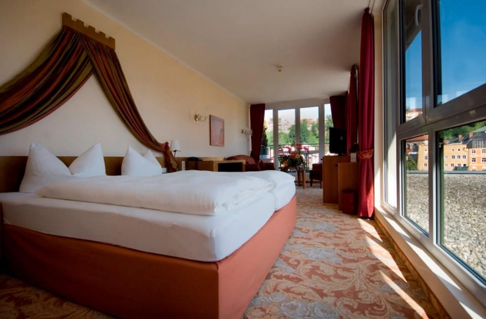 Bed, View (from property/room), Balcony/Terrace, Living room, Bedroom, Landmark view, River view