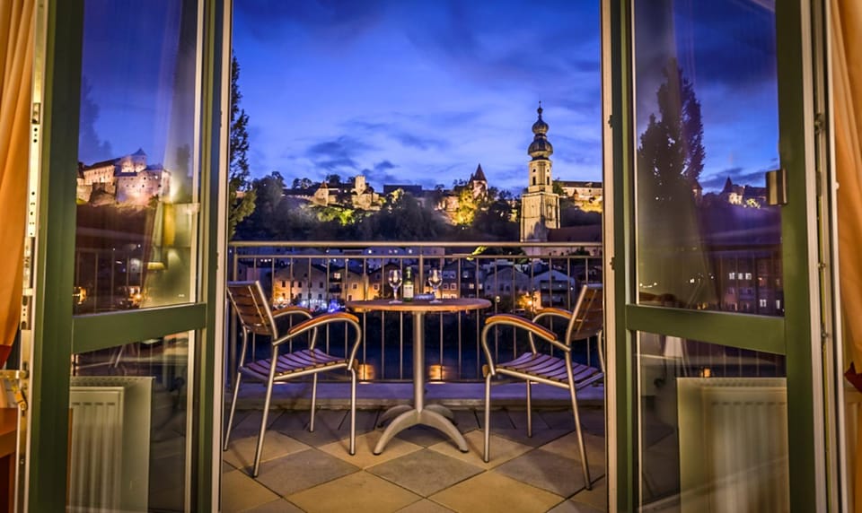 View (from property/room), Balcony/Terrace, City view, Landmark view