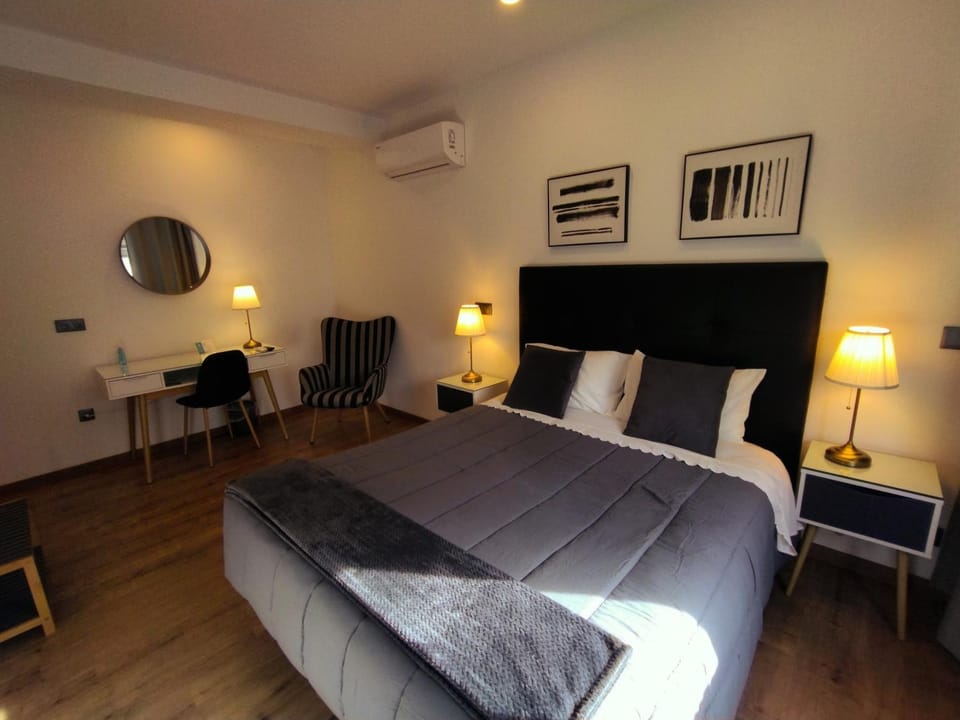 Bed, Seating area, Bedroom, air conditioner
