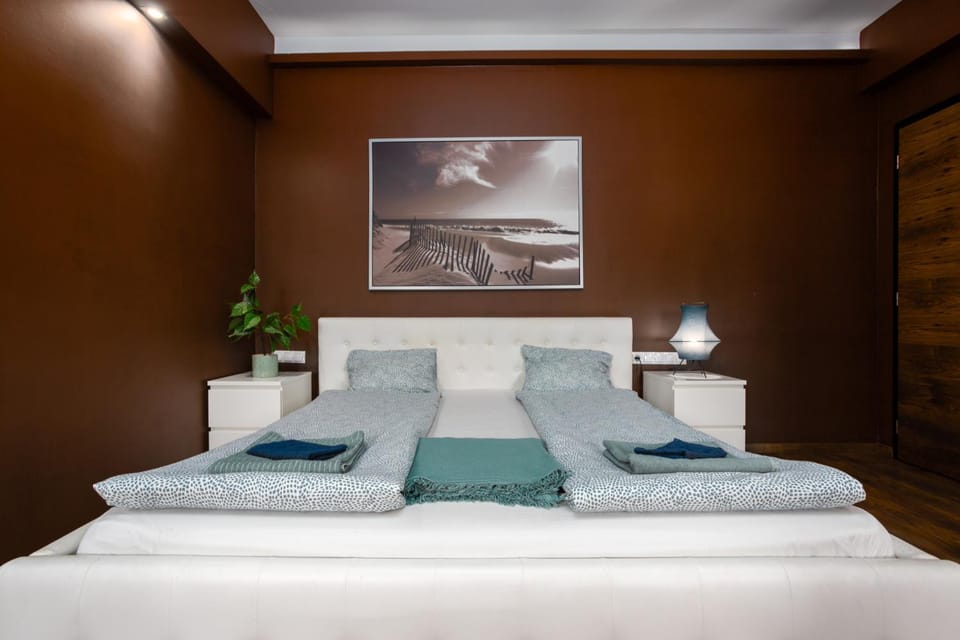 Bed, Photo of the whole room, Bedroom, towels