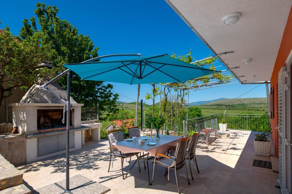 Patio, BBQ facilities