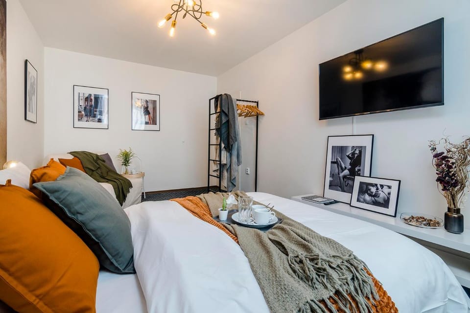 Bed, TV and multimedia, Photo of the whole room, Bedroom