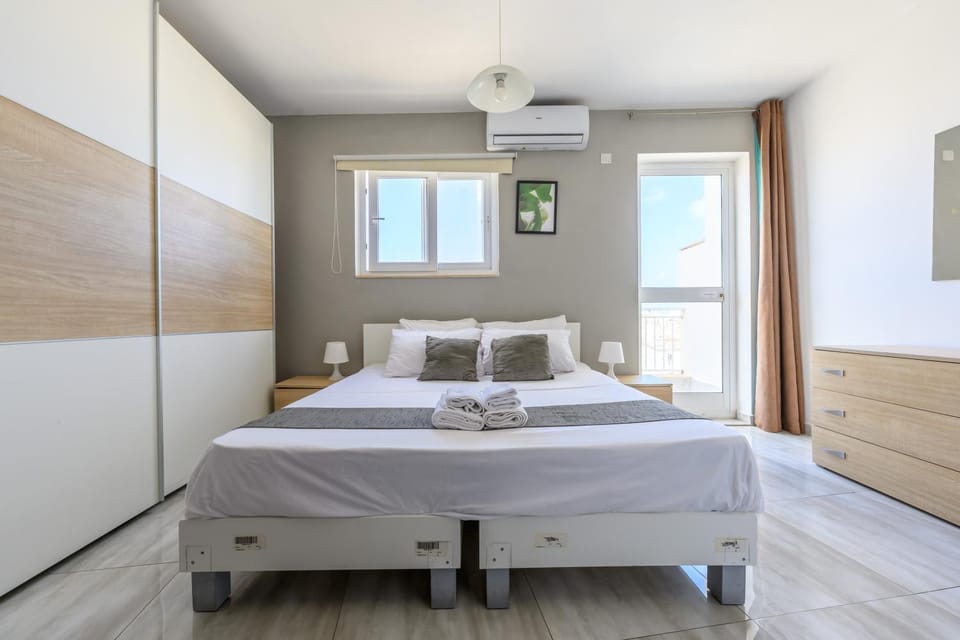 Bed, Bedroom, air conditioner