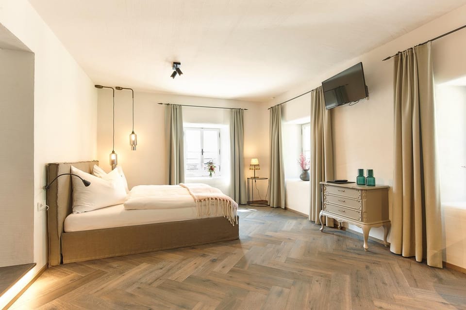 Bed, TV and multimedia, Photo of the whole room, Bedroom