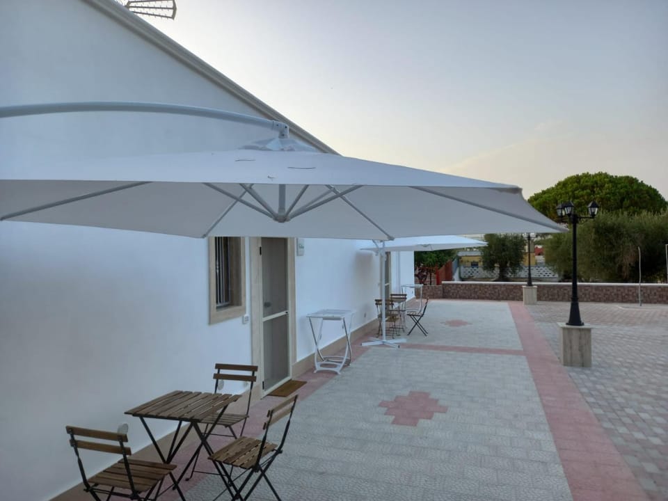 Property building, Patio, Facade/entrance