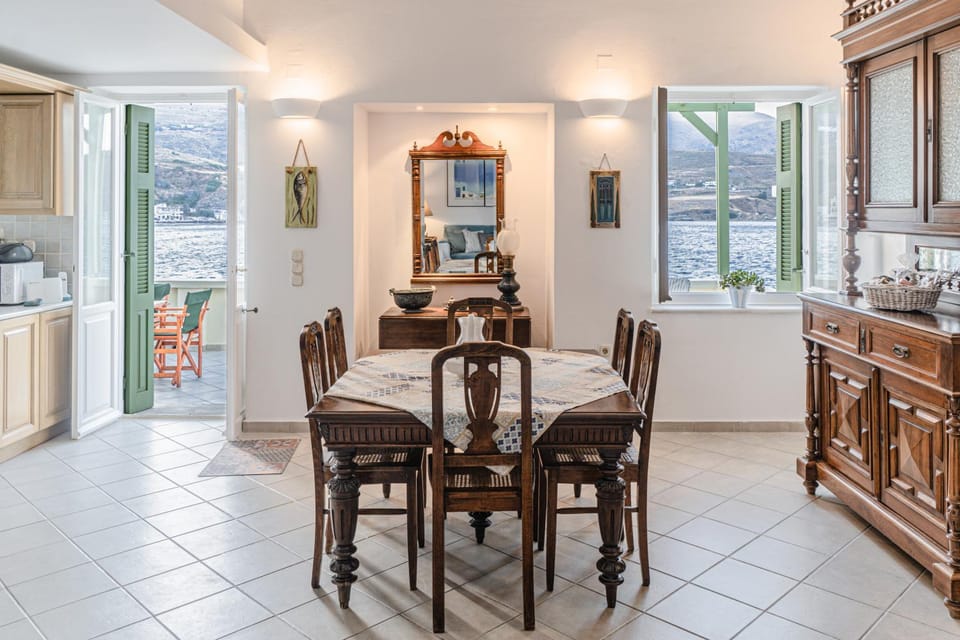 Kitchen or kitchenette, Dining area, stove