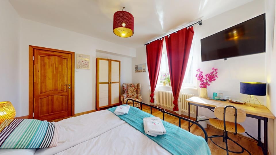 Photo of the whole room, Bedroom