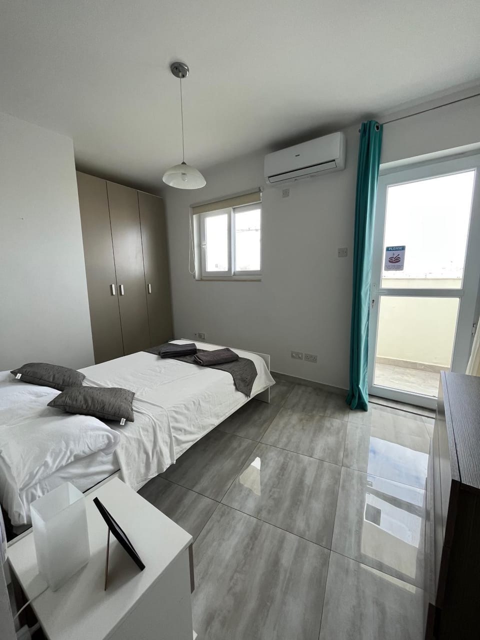 Bed, towels, air conditioner