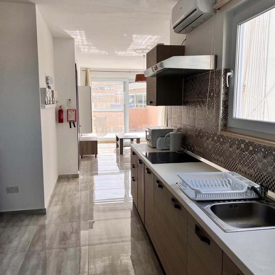 Kitchen or kitchenette, minibar