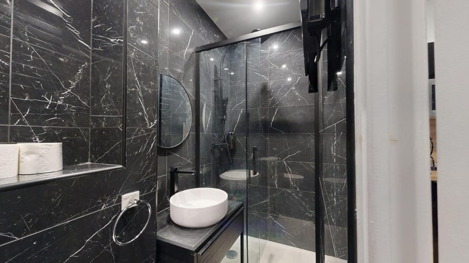 Shower, Toilet, towels