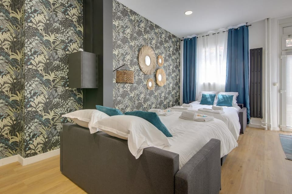 Bed, Bedroom, towels