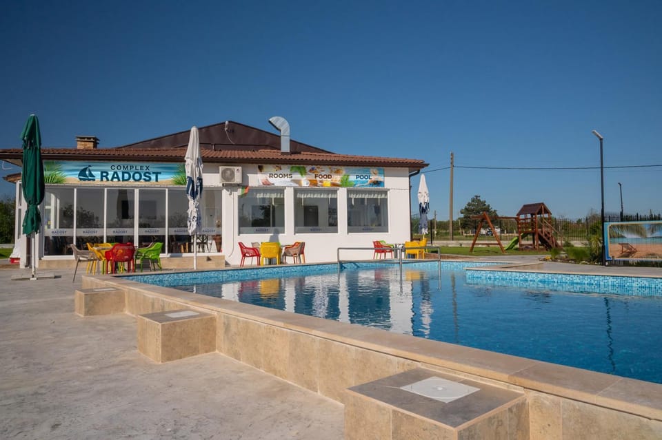 Day, Swimming pool