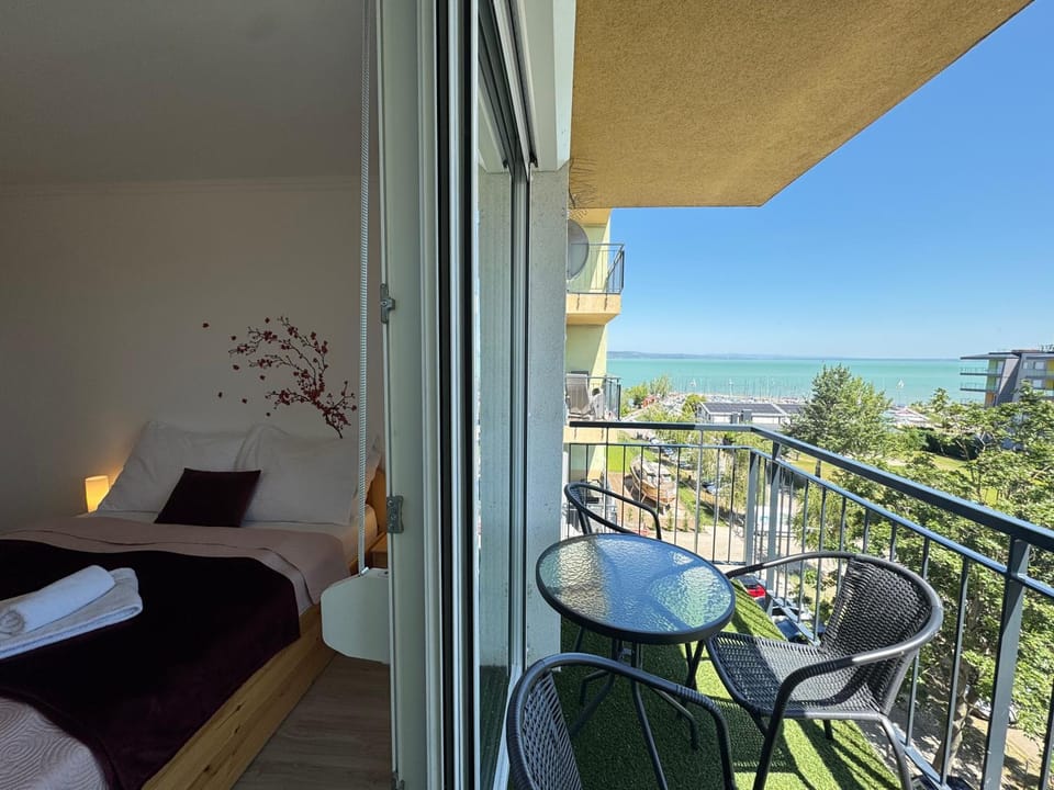 Balcony/Terrace, Bedroom, Lake view