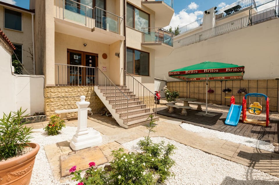 Patio, Facade/entrance