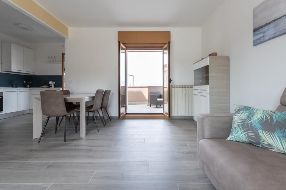 Kitchen or kitchenette, Living room, Seating area, Dining area