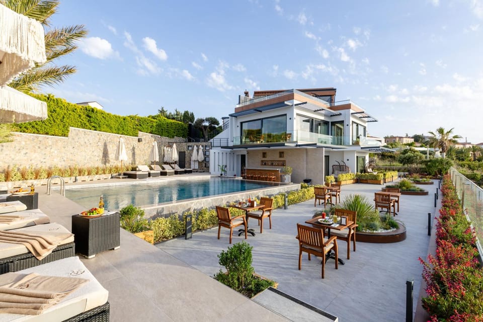 Property building, Patio, Spring, Day, Natural landscape, Garden, View (from property/room), Balcony/Terrace, Garden view, Pool view, Swimming pool, sunbed