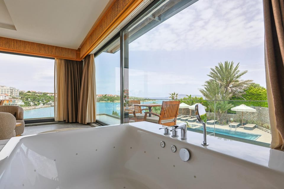 Natural landscape, View (from property/room), Balcony/Terrace, Pool view, Swimming pool