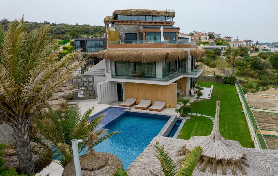 Property building, Day, Garden, Pool view, Swimming pool, sunbed