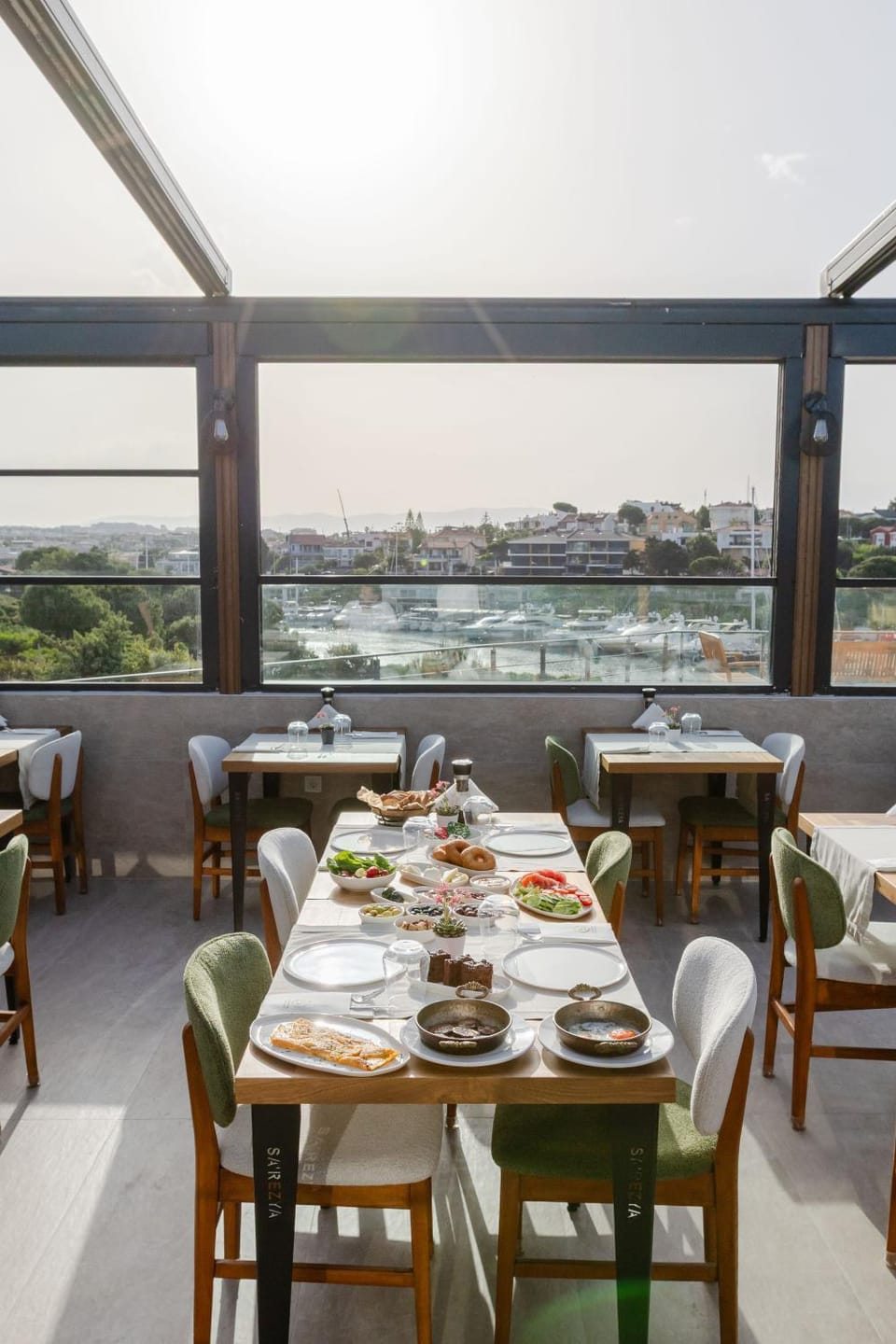Restaurant/places to eat, Day, Natural landscape, View (from property/room), Balcony/Terrace, Food and drinks, Seating area, Dining area, Food