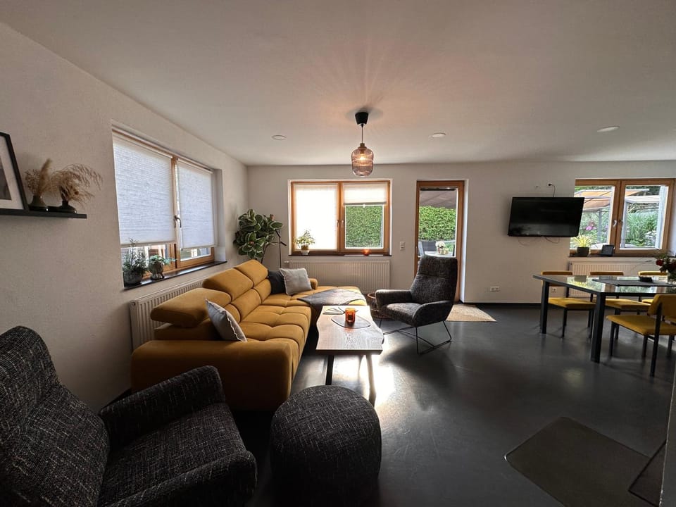 Communal lounge/ TV room, TV and multimedia, Living room, Dining area