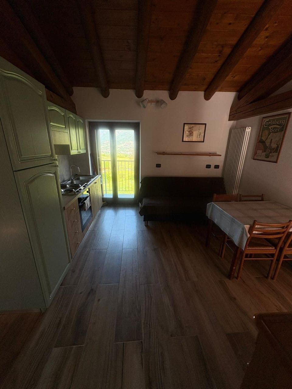 Kitchen or kitchenette, Dining area