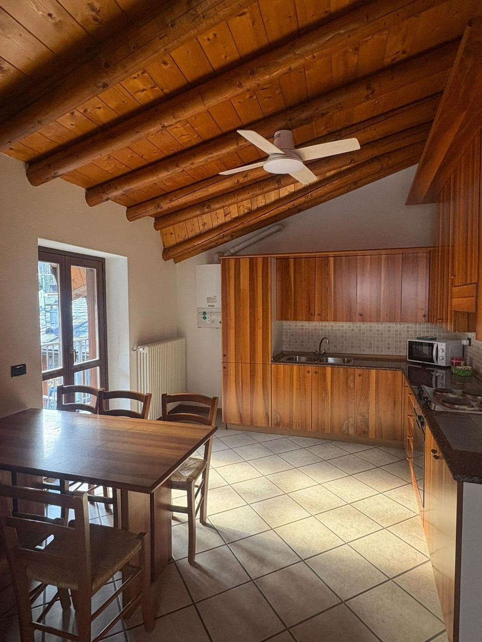 Kitchen or kitchenette, Dining area