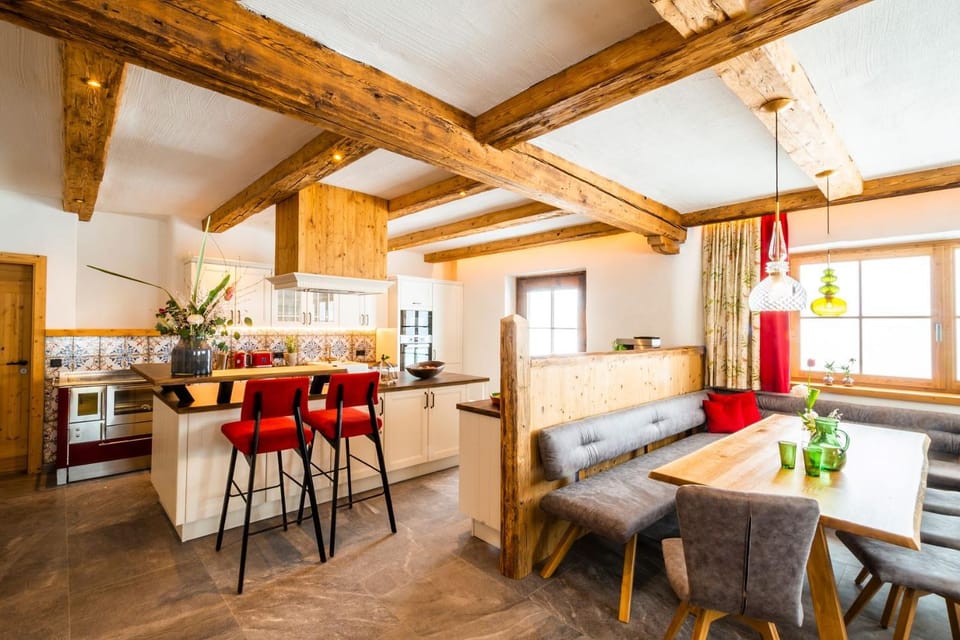 Kitchen or kitchenette, Living room, Seating area, Dining area, minibar, pet friendly, stove