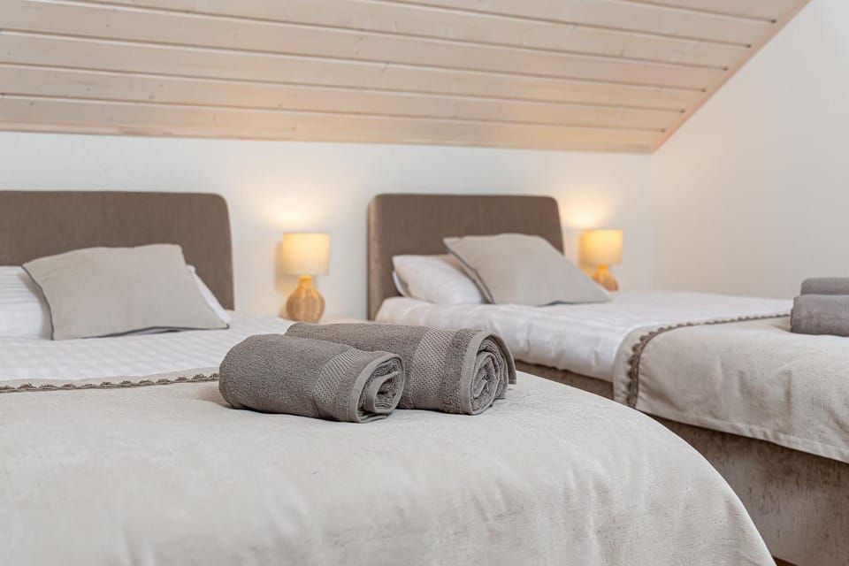 Bed, Bedroom, towels