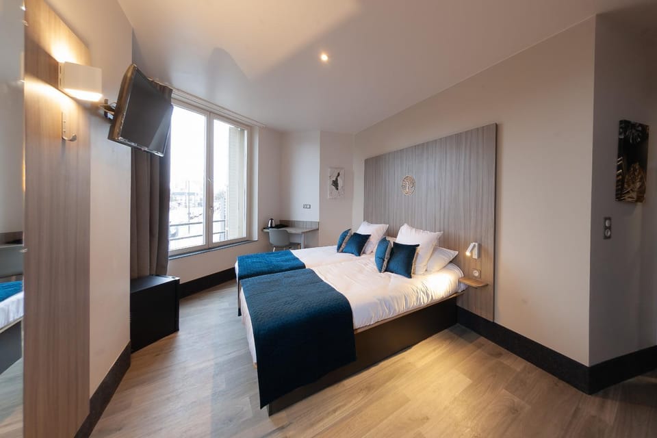 Bed, Photo of the whole room, Bedroom, oven