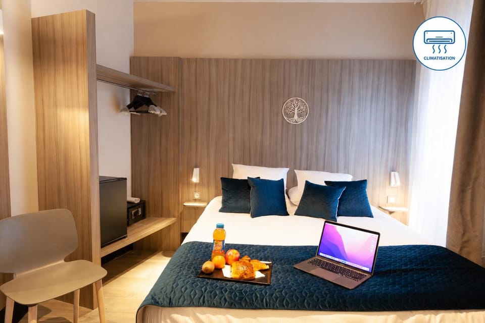 Bed, Bedroom, air conditioner