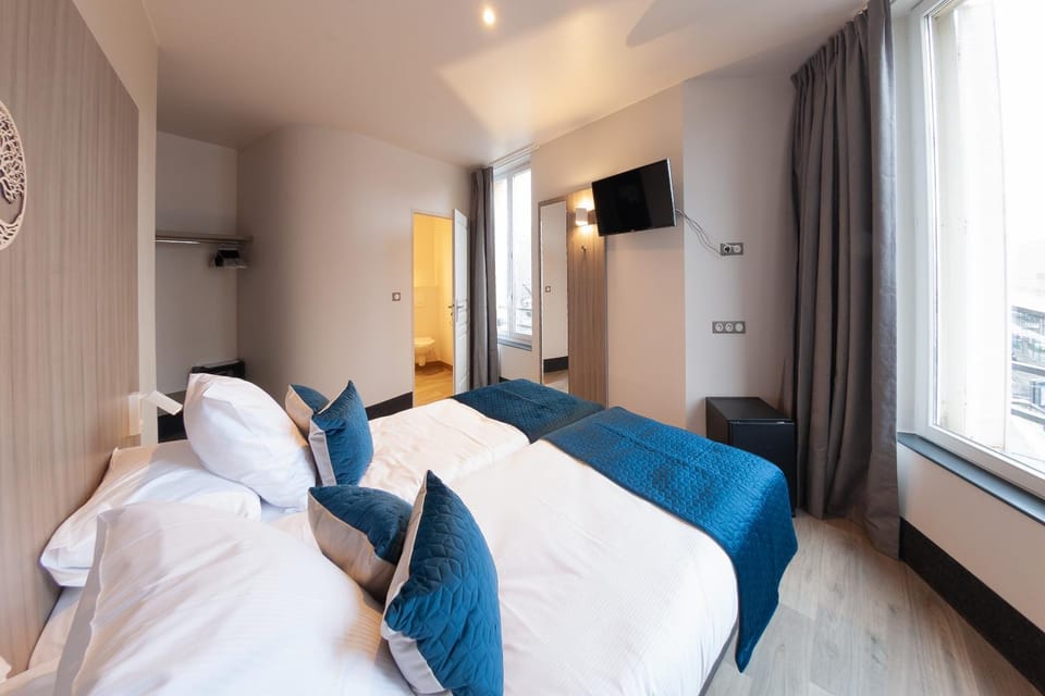 Photo of the whole room, Bedroom, oven, wardrobe
