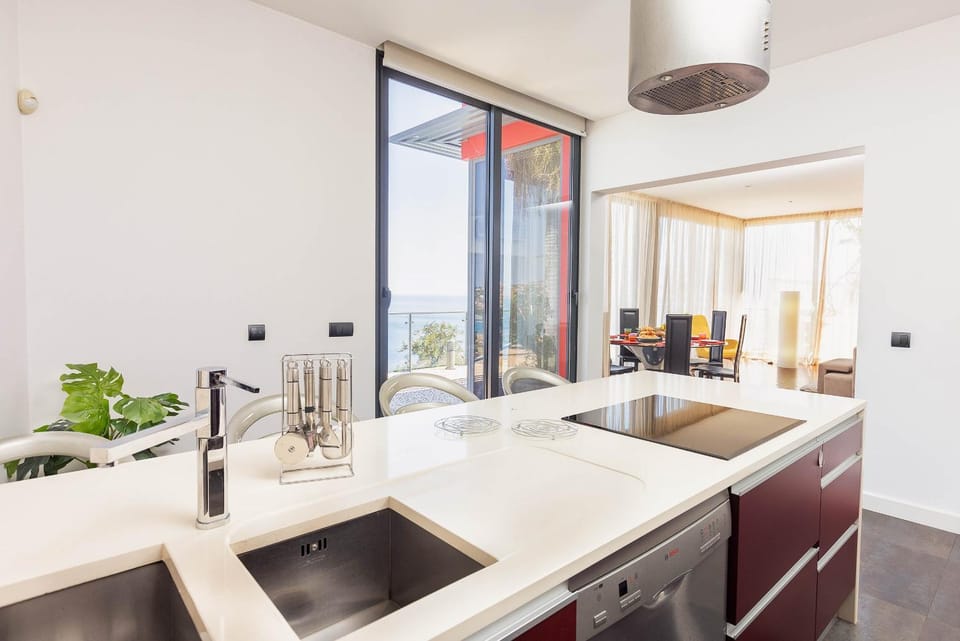 Coffee/tea facilities, Kitchen or kitchenette, Banquet/Function facilities, Garden view, Sea view