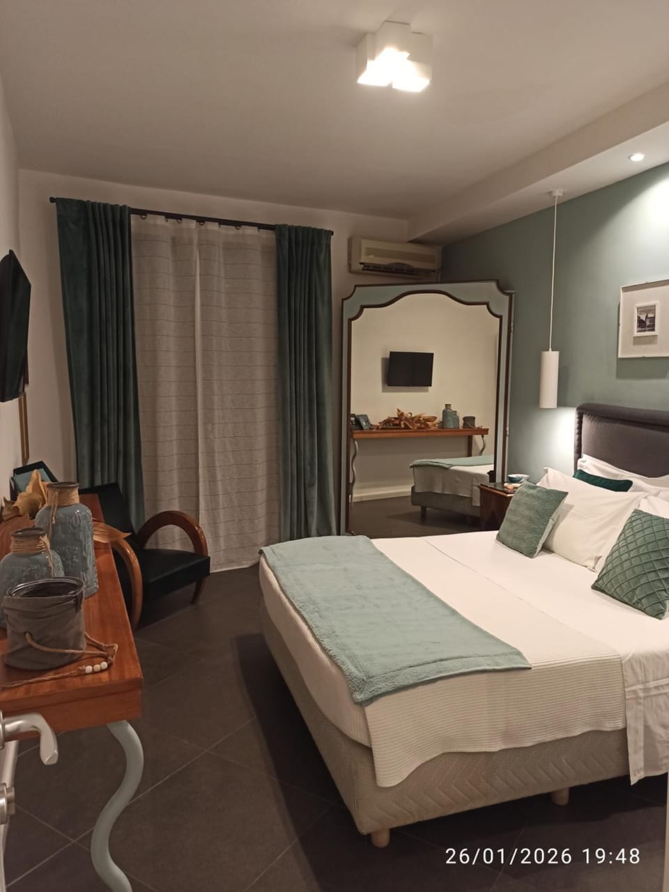 Photo of the whole room, Bedroom