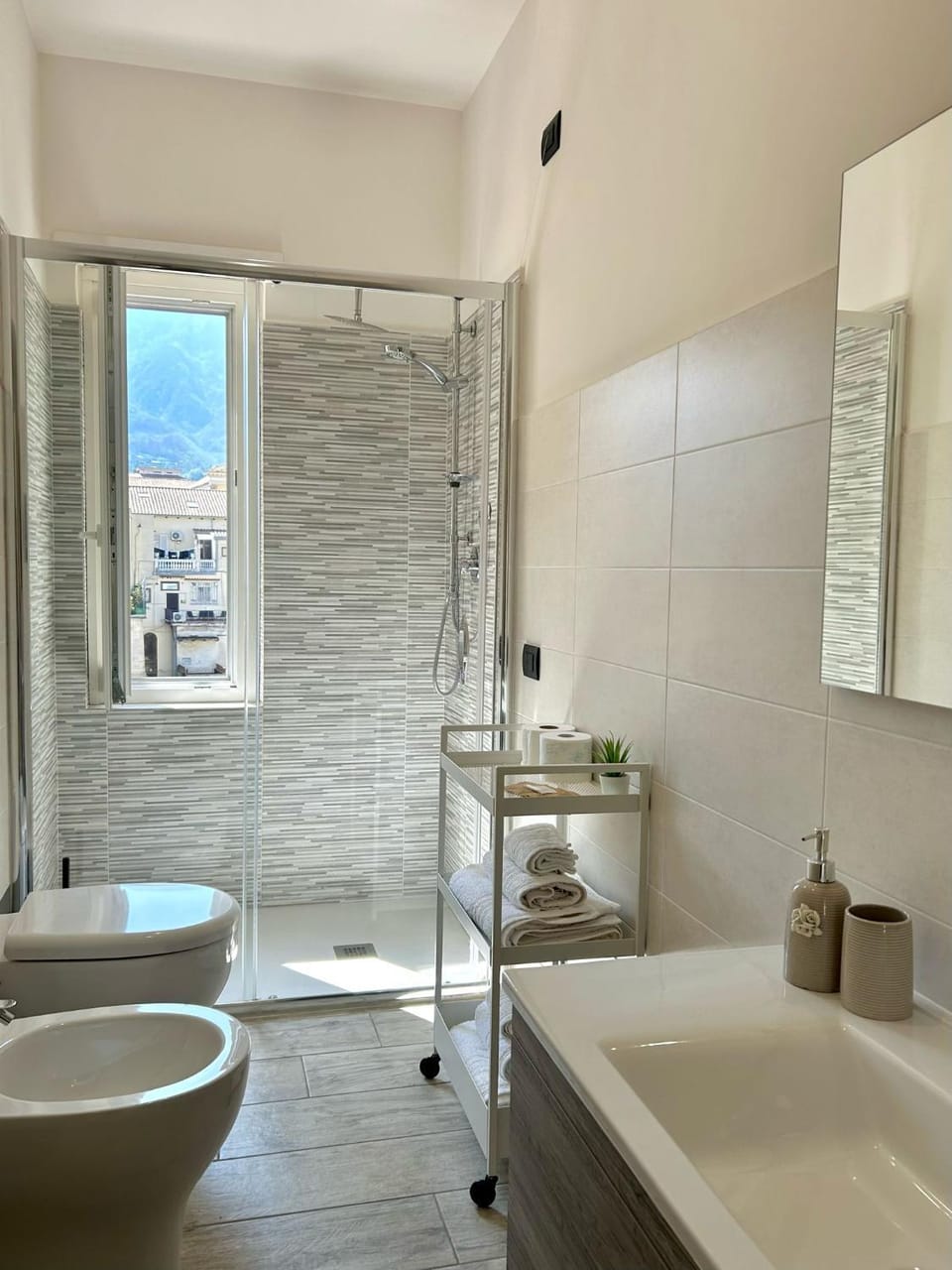 Shower, Toilet, Bathroom, towels